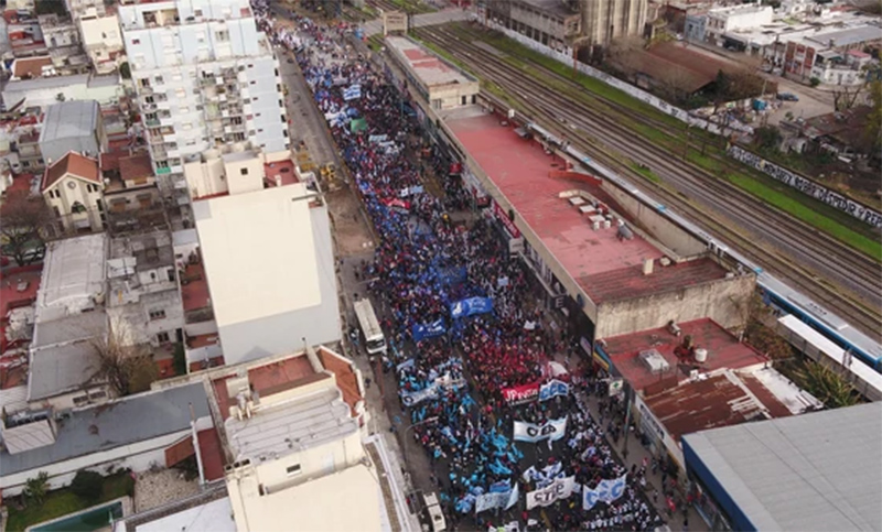 Organizaciones sociales movilizaron a Plaza de Mayo en protesta por «ajustes» del Gobierno