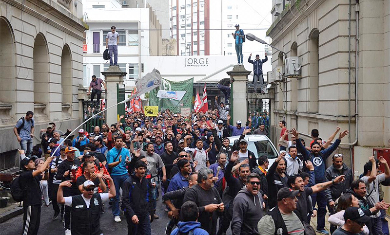 Los trabajadores de Astilleros Río Santiago protestan dentro del Ministerio de Economía bonaerense