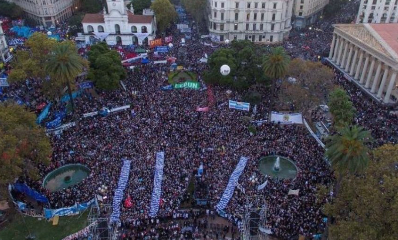 Masiva movilización en Buenos Aires contra las medidas del Gobierno