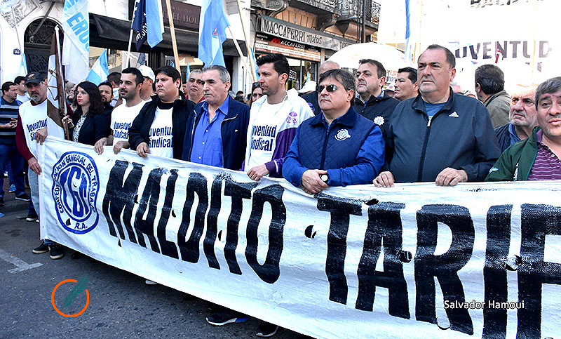 Gremios y organizaciones sociales marcharon al Energas contra los tarifazos