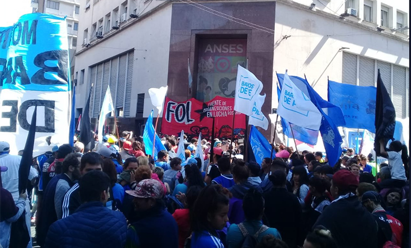 Movimientos sociales se movilizaron a oficinas de Anses de todo el país para exigir aumentos