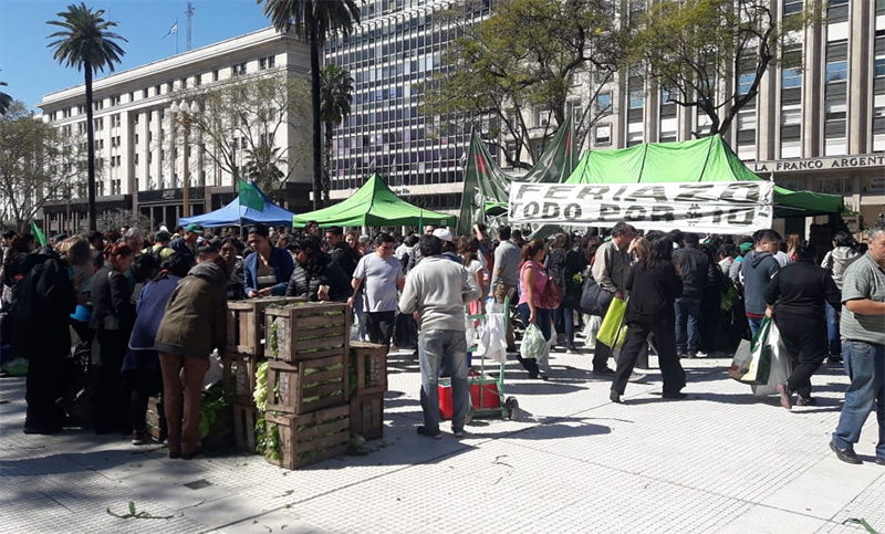 «Feriazo» en Plaza de Mayo: productores venden verduras a diez pesos el kilo