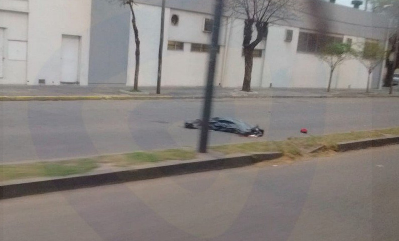 Hallaron un hombre sin vida en el medio de una avenida