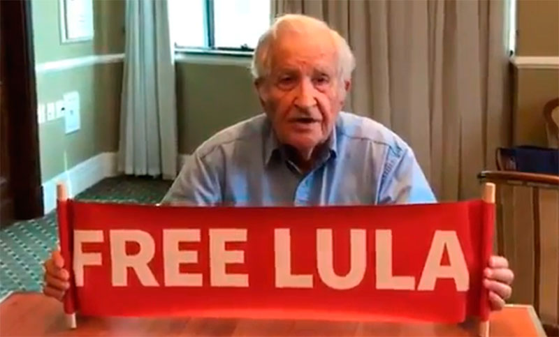 El filósofo Noam Chomsky fue a visitar a Lula a la cárcel
