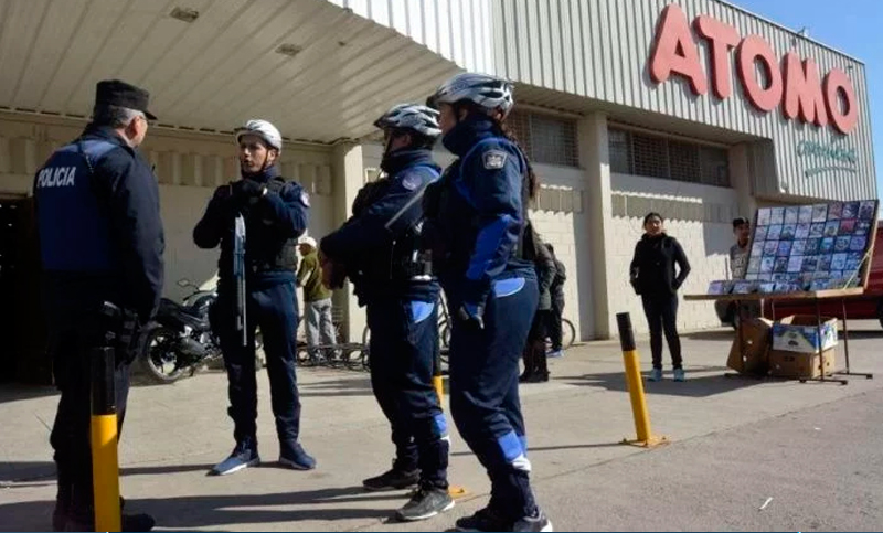 Mendoza: veinte detenidos y cuatro policías heridos en saqueos a supermercados