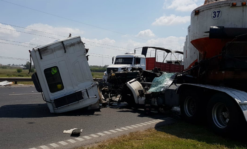 Grave choque en Circunvalación entre dos camiones y dos autos