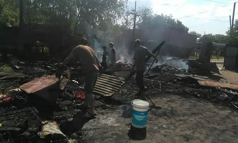 Una familia perdió todo tras el incendio de su casa en zona sur