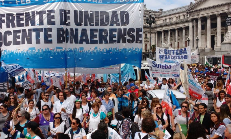 Docentes realizaron una gran movilización para exigir mejores salarios