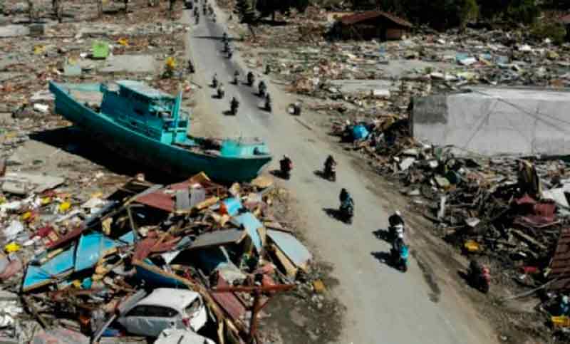 Entierros en masa en Indonesia tras el sismo y el tsunami