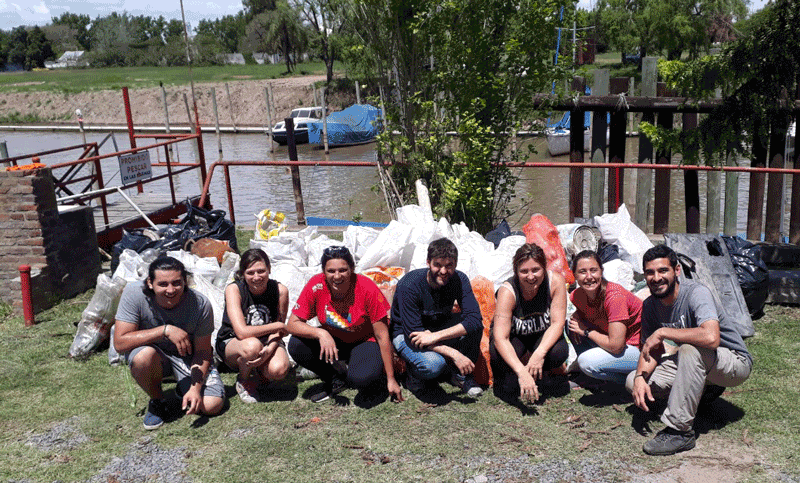 Voluntarios recolectaron más de 200 kilos de basura del arroyo Ludueña