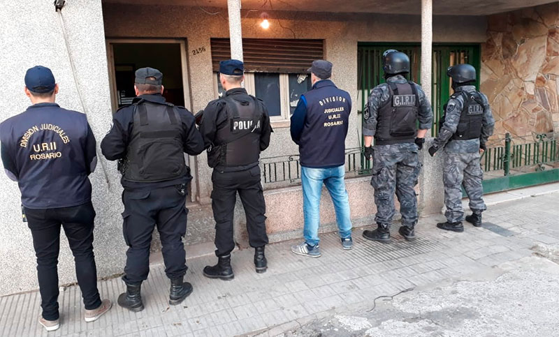 Allanamientos en Barrio Belgrano: cuatro personas arrestadas y secuestro de armas de fuego