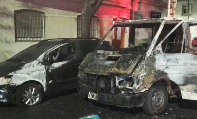 Se prendió fuego un auto de Kicillof por un incendio accidental originado en otro vehículo