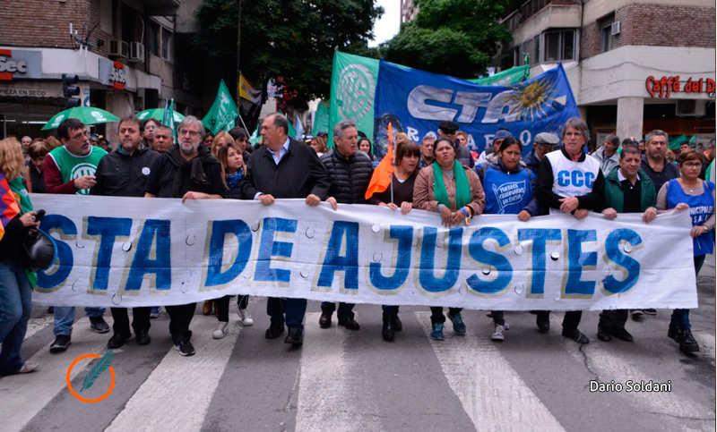 Masiva marcha en Rosario en repudio al Presupuesto 2019