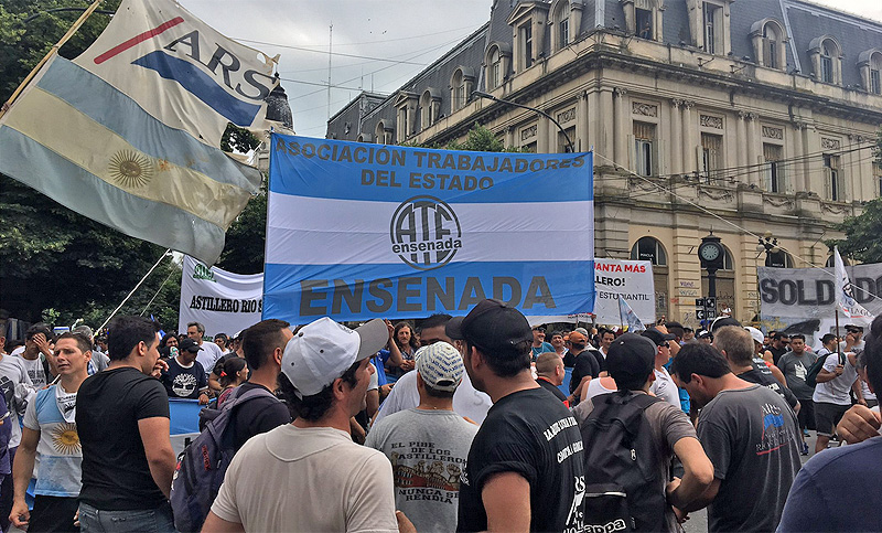 Trabajadores del Astillero Río Santiago marchan a la Legislatura bonaerense