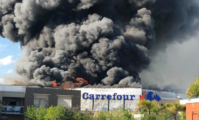 Feroz incendio en un supermercado Carrefour