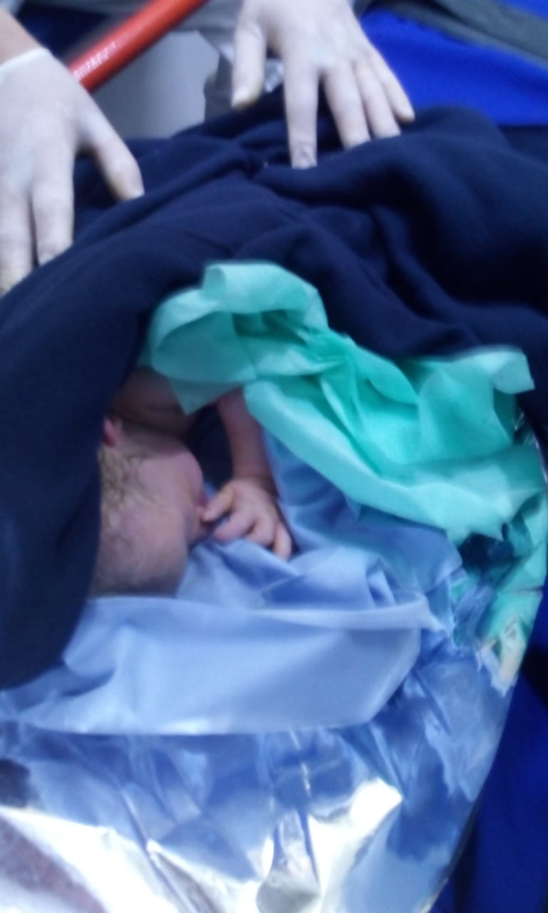 No llegó al hospital: una mujer embarazada dio a luz en plena calle