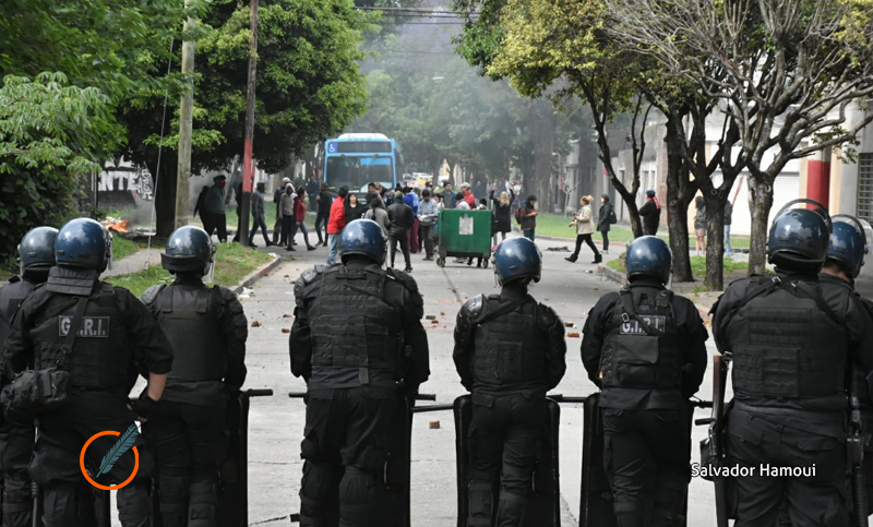Barrio La Sexta: gases lacrimógenos y balas de goma contra vecinos que se resisten al desalojo
