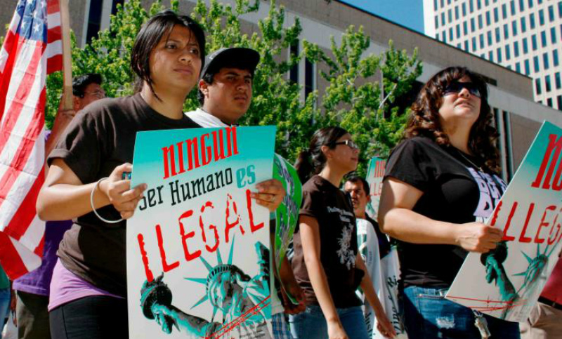 Juez estadounidense bloquea un decreto que restringe el asilo a inmigrantes