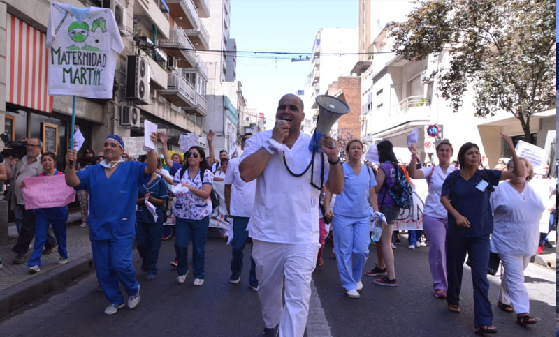 Multitudinaria e histórica marcha de enfermeros reclamando reconocimiento profesional