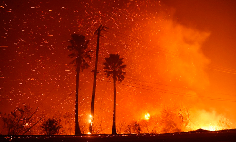 Vigilia por los 77 muertos que dejaron los incendios en California
