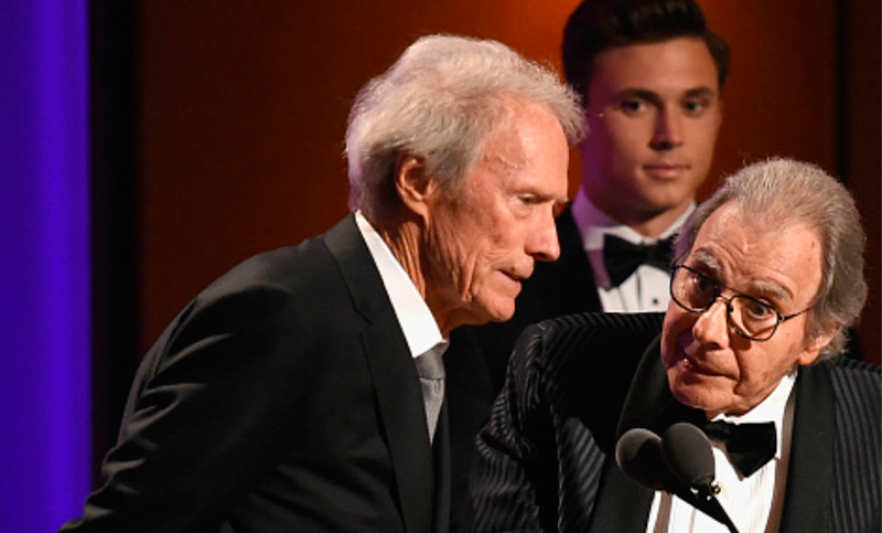 Lalo Schifrin recibió un Oscar honorífico que le fue entregado por Clint Eastwood