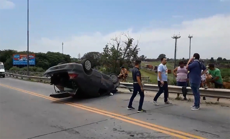Cinematográfico: un auto volcó, dio una vuelta en el aire y ruedas arriba se deslizó por varios metros