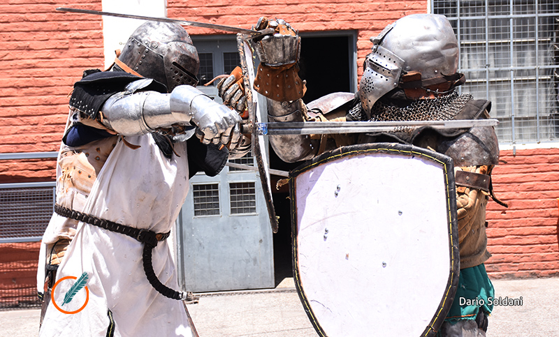 Armaduras, espadas y escudos: el Combate Medieval enfrenta caballeros del siglo XXI