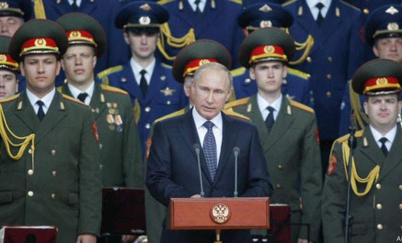 Putin amenaza con una carrera armanetística si EEUU se retira del acuerdo nuclear