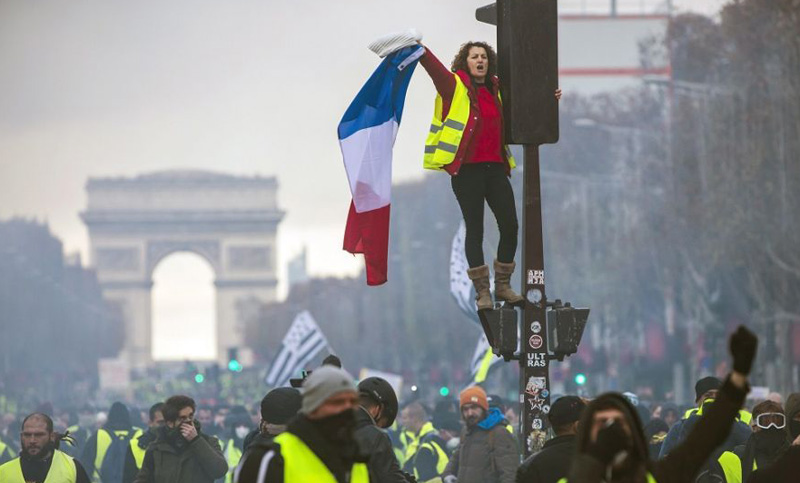 Jóvenes y viejos protestan en París por reformas gubernamentales