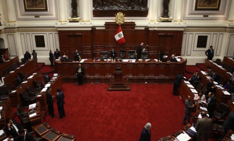 Perú:  Aprueban dejar sin empleo a sus legisladores en 2021