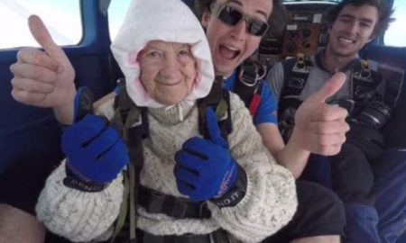 Abuela de 102 años marca récord en paracaidismo