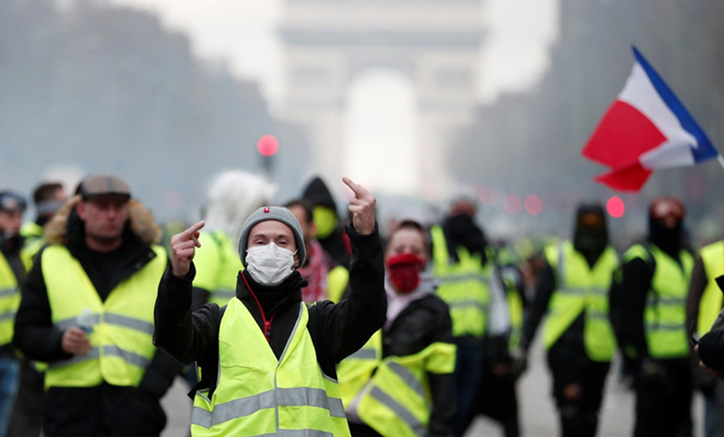 El gobierno francés evalúa dictar el estado de emergencia para frenar violentas protestas