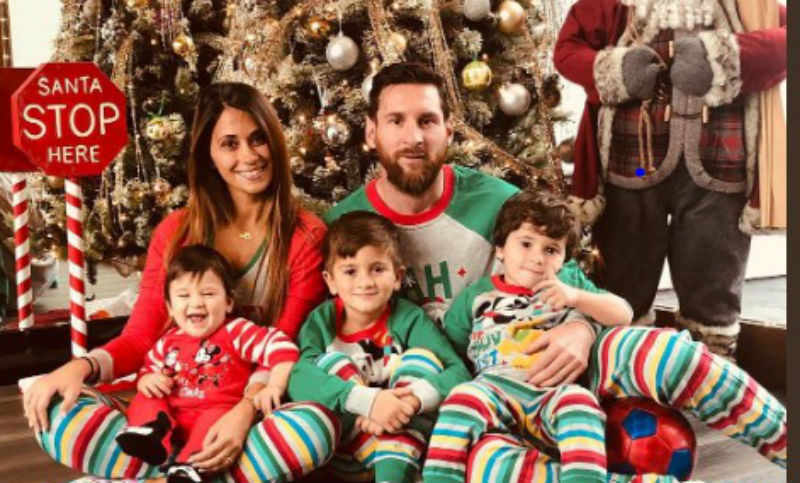 Messi hace furor en las redes con una foto navideña