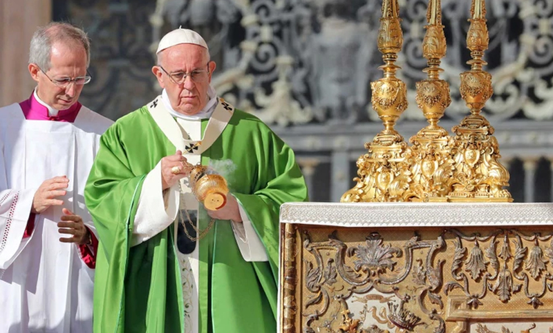 Dos cardenales, consejeros del Papa, apartados de sus cargos por escándalos de pedofilia