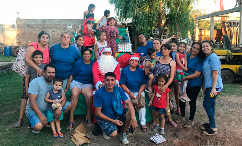 Tarde de sonrisas: los niños y niñas de Puente Gallegos recibieron a Papá Noel