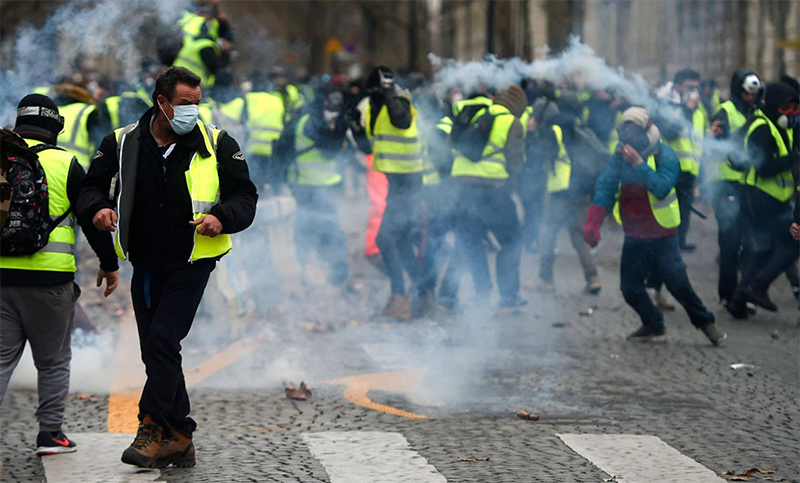 Gases lacrimógenos en los Campos Elíseos contra nueva protesta de los «chalecos amarillos»
