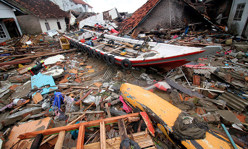 Confirman que ya hay 373 muertos y más de 1000 heridos por el tsunami en Indonesia