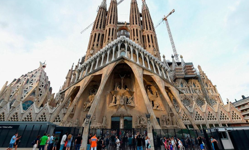 Detuvieron a un francés que quiso entrar armado a la Sagrada Familia, en Barcelona