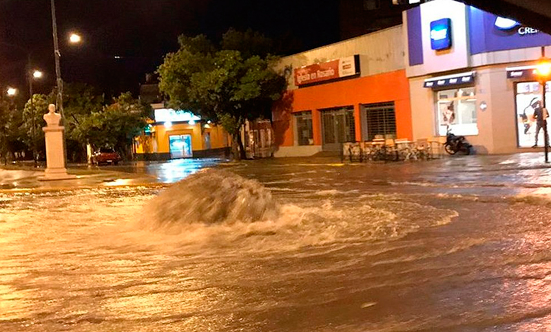 Un tormentón sacudió a Rosario y dejó zonas anegadas y sin luz