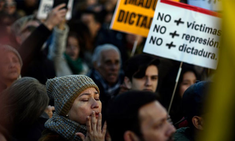 Un centenar de venezolanos repudian al «usurpador» de Maduro en Madrid