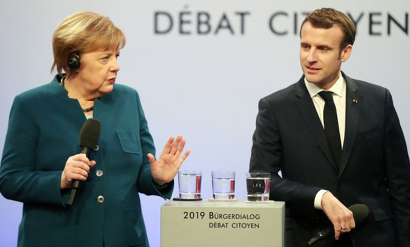 Macron y Merkel firman una nueva alianza franco-alemana