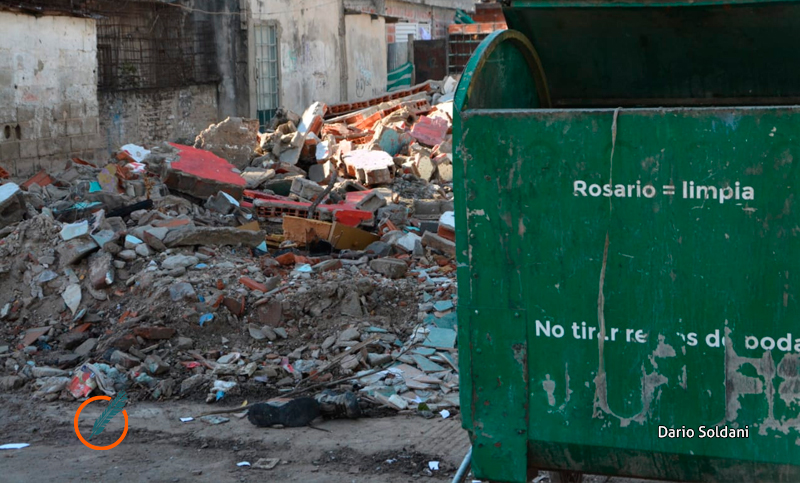 Un peligro: vecinos reclaman «que alguien limpie» los escombros que formaron un basural