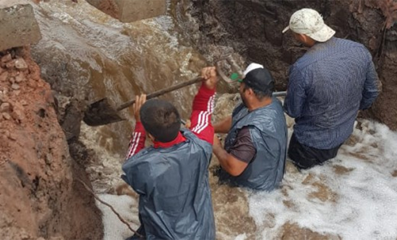 Productores hacen agujeros en las vías del Belgrano Cargas para que se desagote el agua