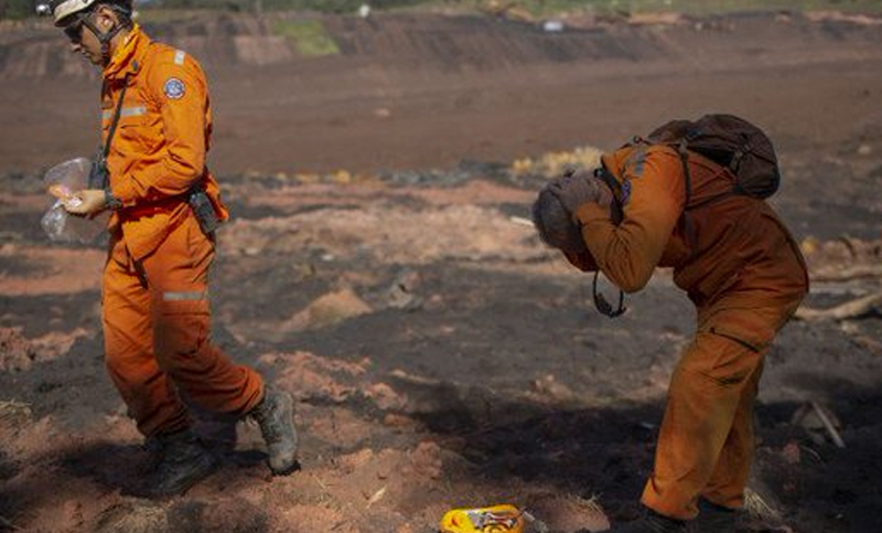 Sube a 110 el número de muertos por tragedia minera en Brasil