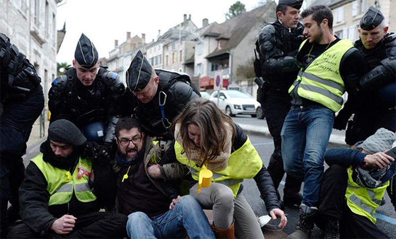 La décima protesta de los «chalecos amarillos» en Francia terminó en represión