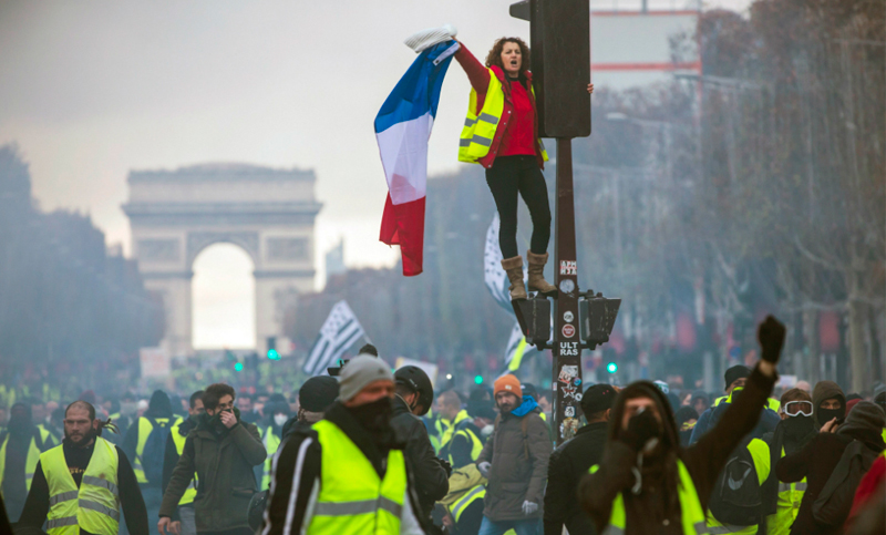 Los Chalecos amarillos vuelven a las calles de Francia para desafiar al Gobierno