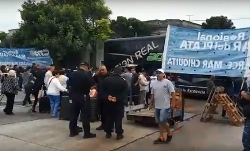 Maleteros protestan y cortan el acceso de micros a la terminal de Mar del Plata