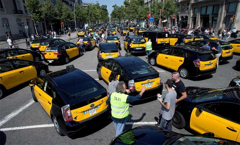 Uber renuncia a competir con el taxi en Barcelona por una nueva reglamentación