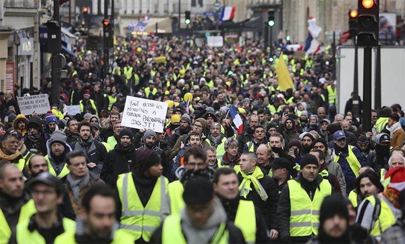 Masivas protestas en Francia con brotes de violencia entre policías y «chalecos amarillos»