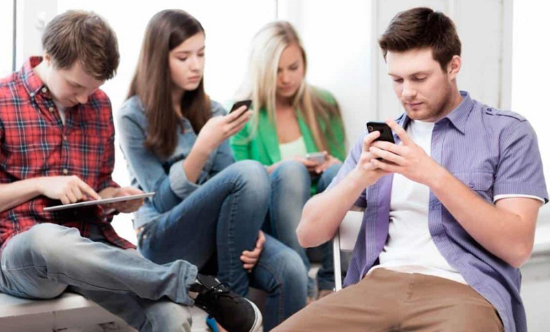 Cinco de cada diez adolescentes tienen el celular al alcance de su mano doce horas por día
